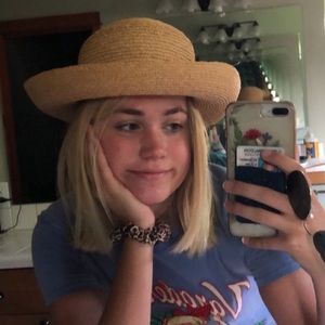 Meet your Posher, Simone